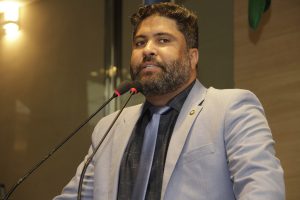 Vereador Rinaldo Junior na tribuna da Câmara